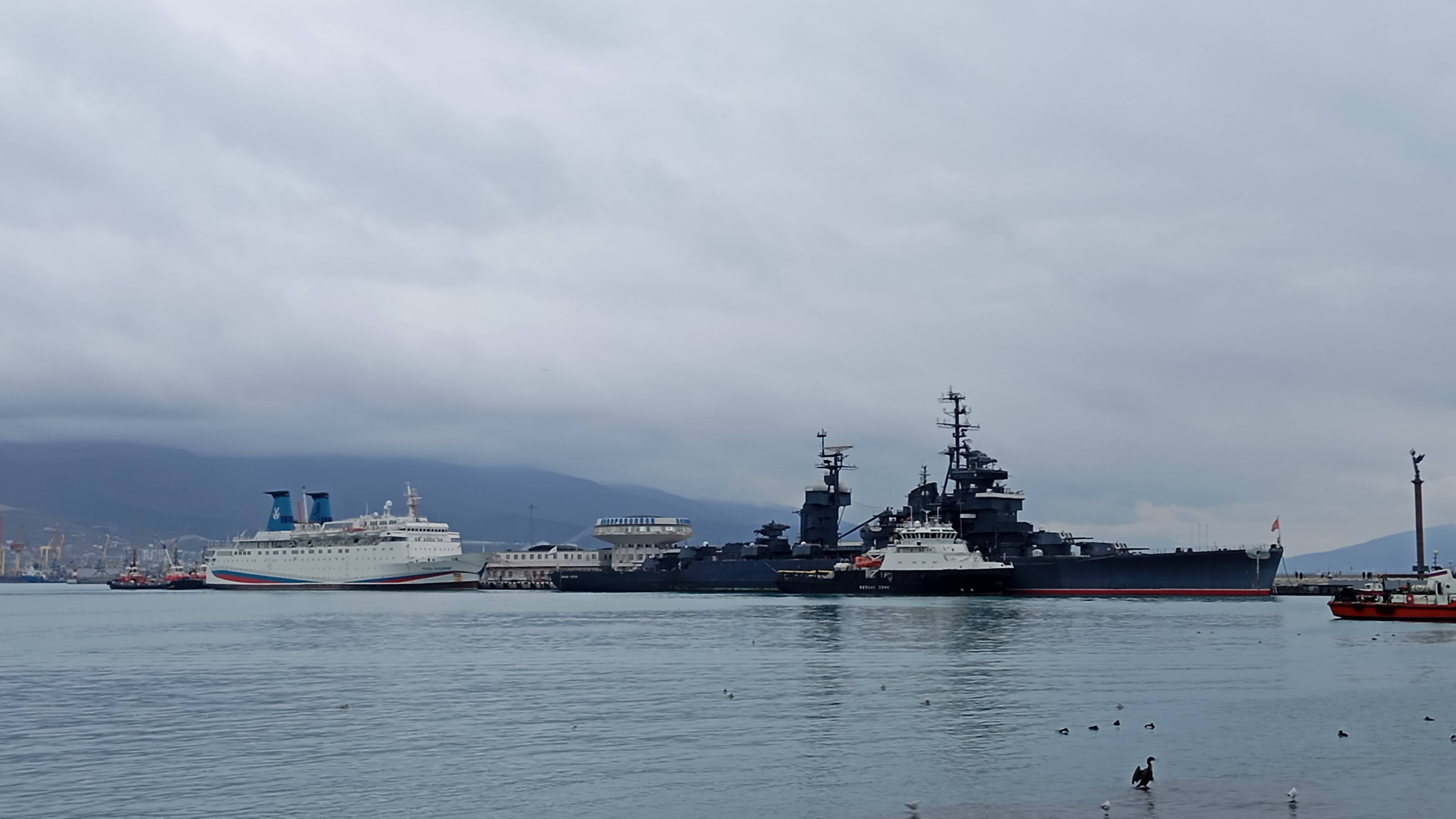 Набережная Новороссийска и корабли у причалов