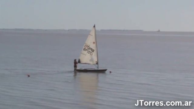 Chica camina sobre el agua