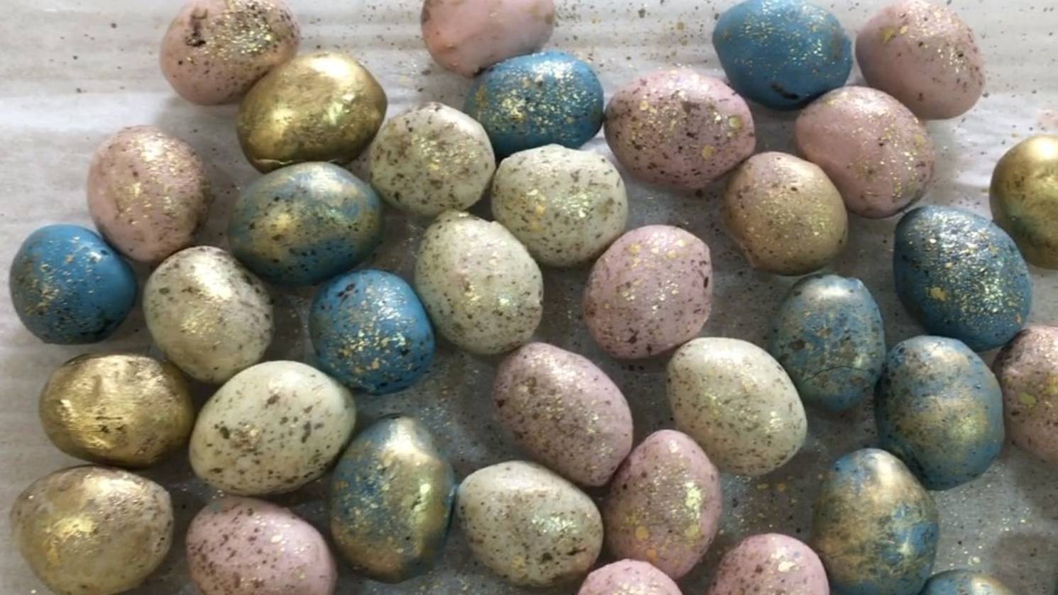 МК по изготовлению кейпопсов в виде яиц для украшения куличей