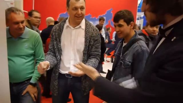 Фокусник снимает часы