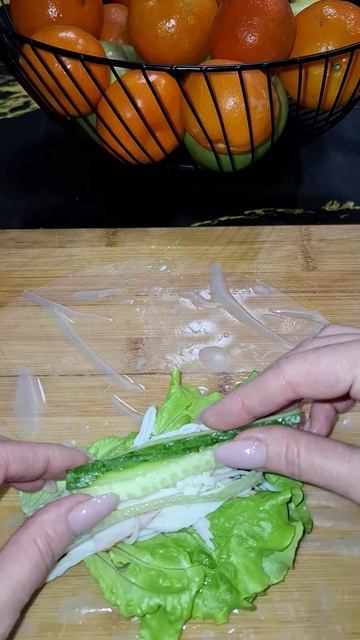 Роллы из рисовой бумаги с крабовыми палочками и овощами.