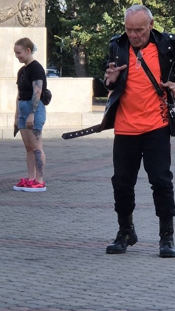 В Красноярске на площади театра оперы и балета мужик отплясывает под музыку)