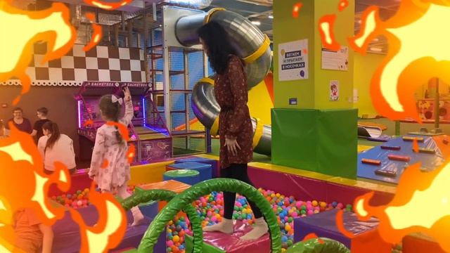 Пол - это лава: мама и Нина проходят полосу препятствий