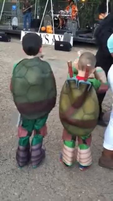 Ninja turtles dancing