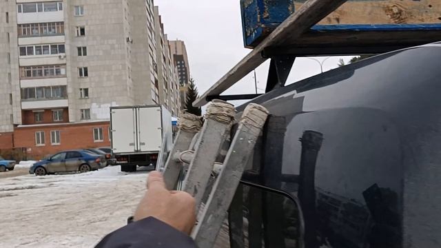 Демонтажные работы Эквилибрист - акробат в деле. Снимаем объявление вывеску со стены на высоте.