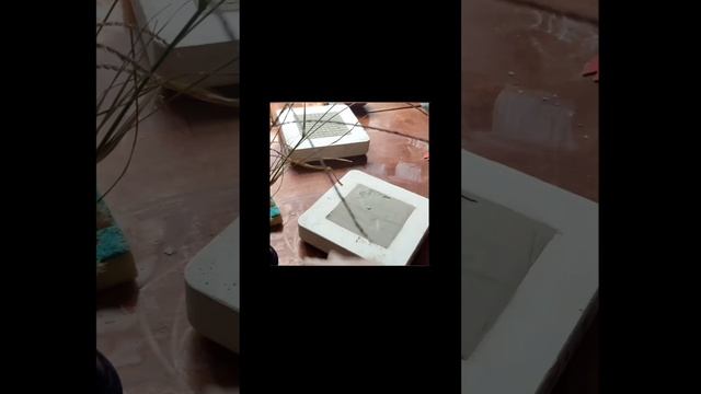 Девушка делает керамическую плитку у себя дома.