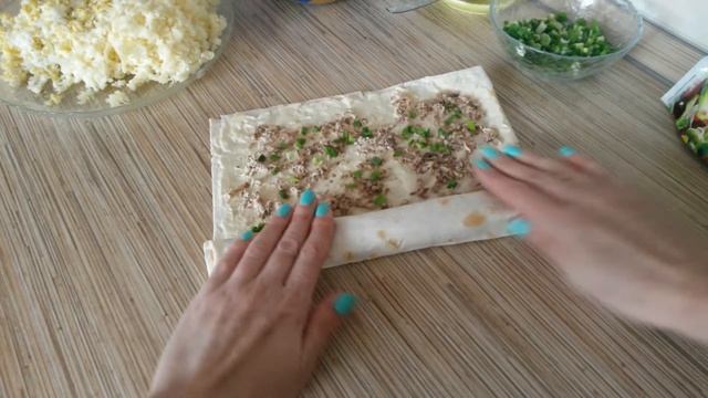 Рулет из лаваша с яйцом, плавленым сыром и рыбкой "Три начинки"