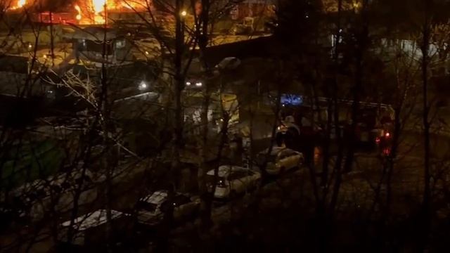 Площадь пожара на складе на северо-востоке Москвы возросла до300 кв.м,сообщили в оперативных службах