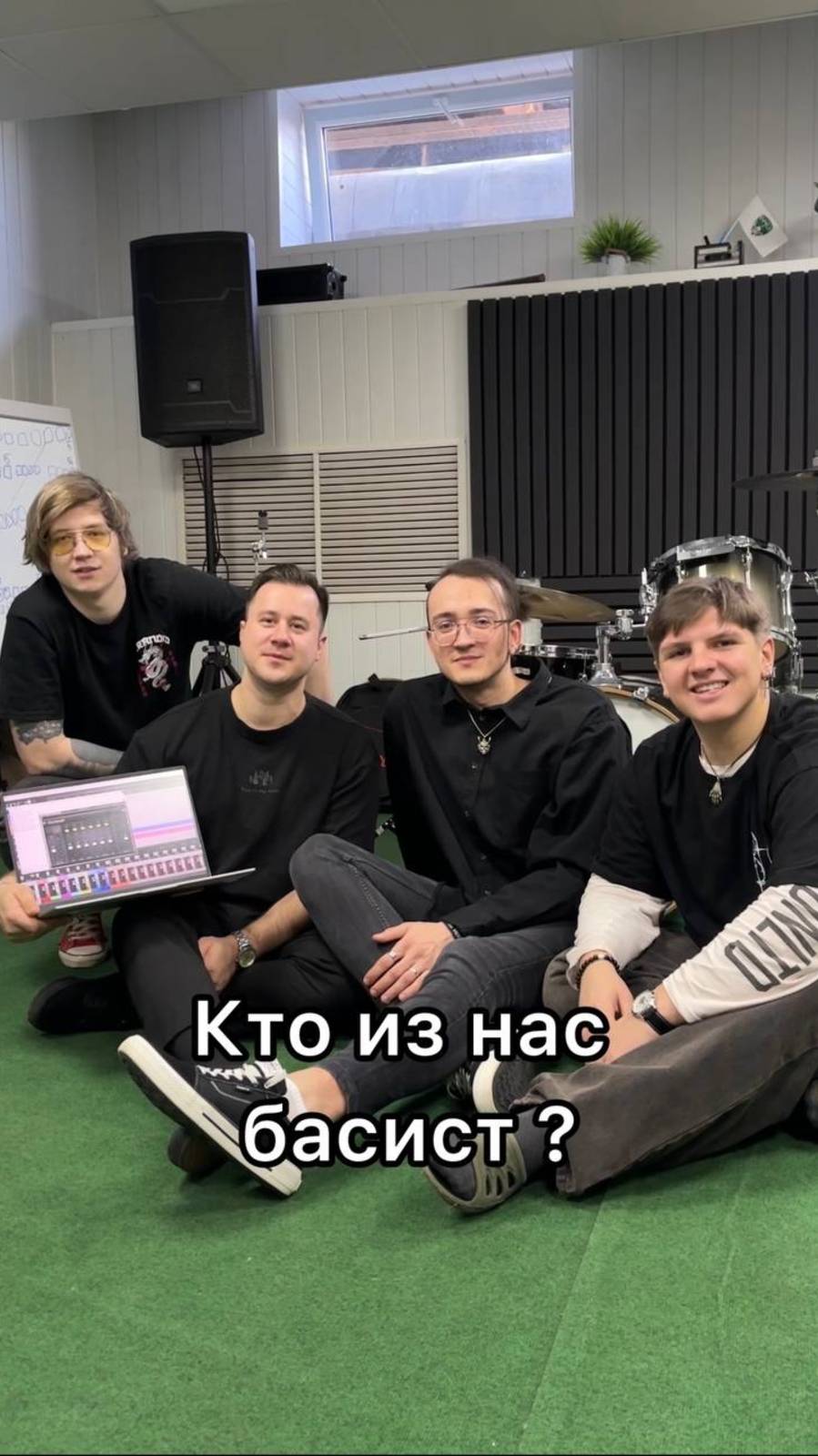 Кто из нас басист BLACKPACK?