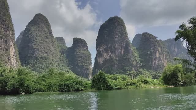 Китай. Яншо. Сплав по Yulong River на бамбуковых плотиках.