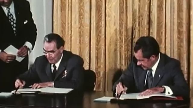 Леонид Ильич Брежнев шутит над Ричардом Никсоном.