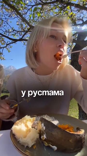 Так и живем, я вкусно ем в путешествиях налегке, а муж на всякий случай тренируется поднимать веса