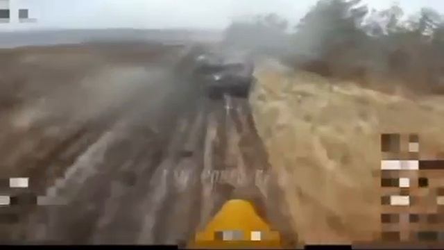 Поражение российскими FPV-дронами шведского двухзвенного вездехода