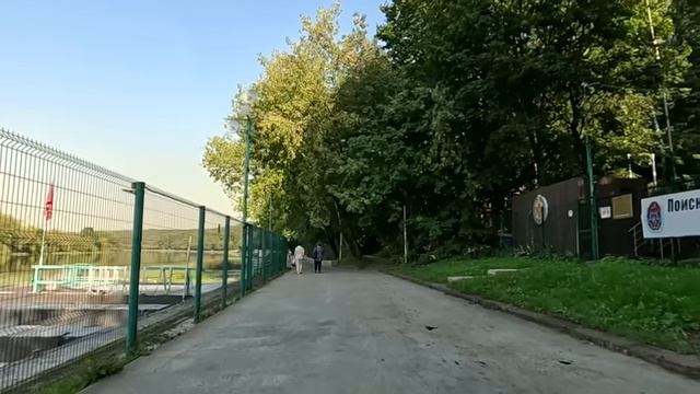 Многодетная мать попросила бродягу оттащить на свалку старый холодильник… А едва откинул крышку…