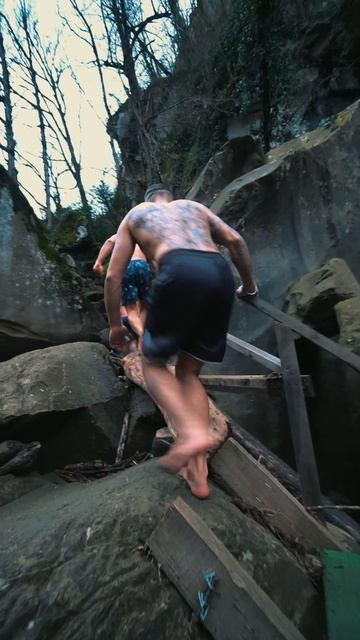 2 февраля, 463-й день закалки: под водопадом 🌊 и древними камнями 🪨, наполняясь их вечной энергией