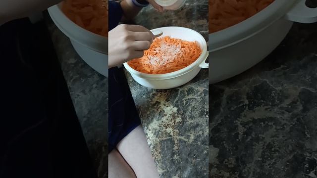 готовим морковь по корейски. дочки❤