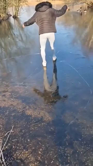 Лед слишком скользкий😅