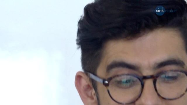 Insinkerator: "Siempre aplaudía" (Capítulo 2).