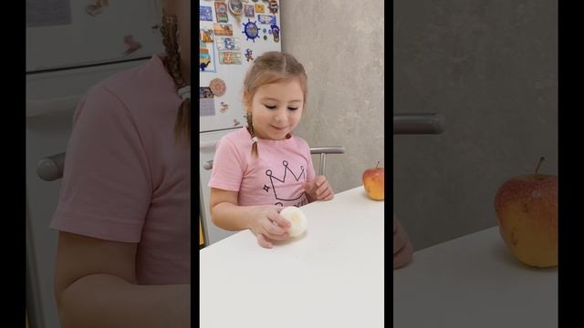 Что вкуснее лук или яблоко?