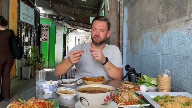 HIDDEN BACK ALLEY ISAN FOOD in BANGKOK 🇹🇭 Thai Grilled Chicken, Papaya Salad + More (ICON SIAM)