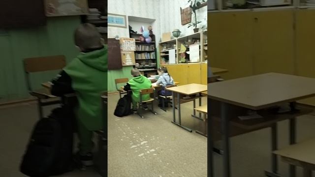 в школе