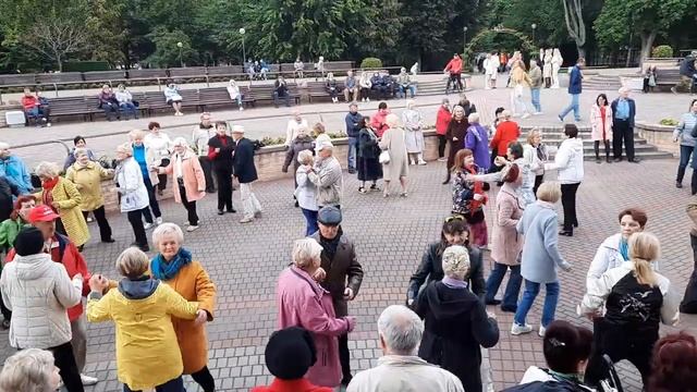 Танцуем слаженно и весело..mp4