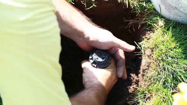 How to replace a defective sprinkler (Как да сменим дефектен роторен разпрусквач)
