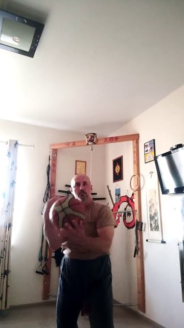 Вин Чун. Упражнение с мячом