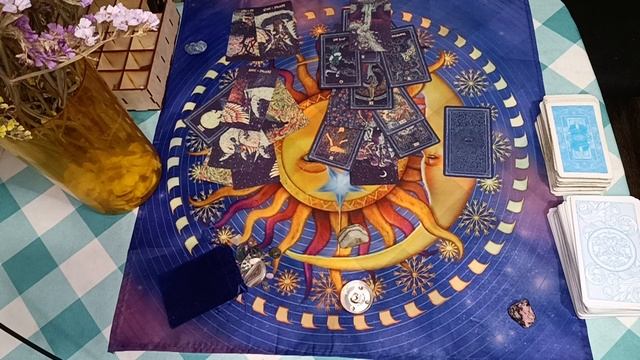 таро-расклад,🔮 что нас ждёт в ближайшем будущем 3 варианта.