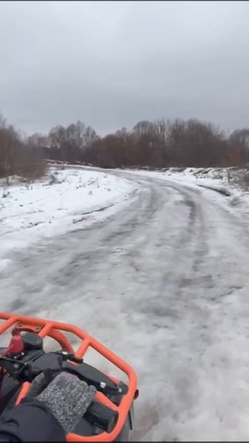 Юный квадро райдер катает довольного отца по пензенскому автодрому.