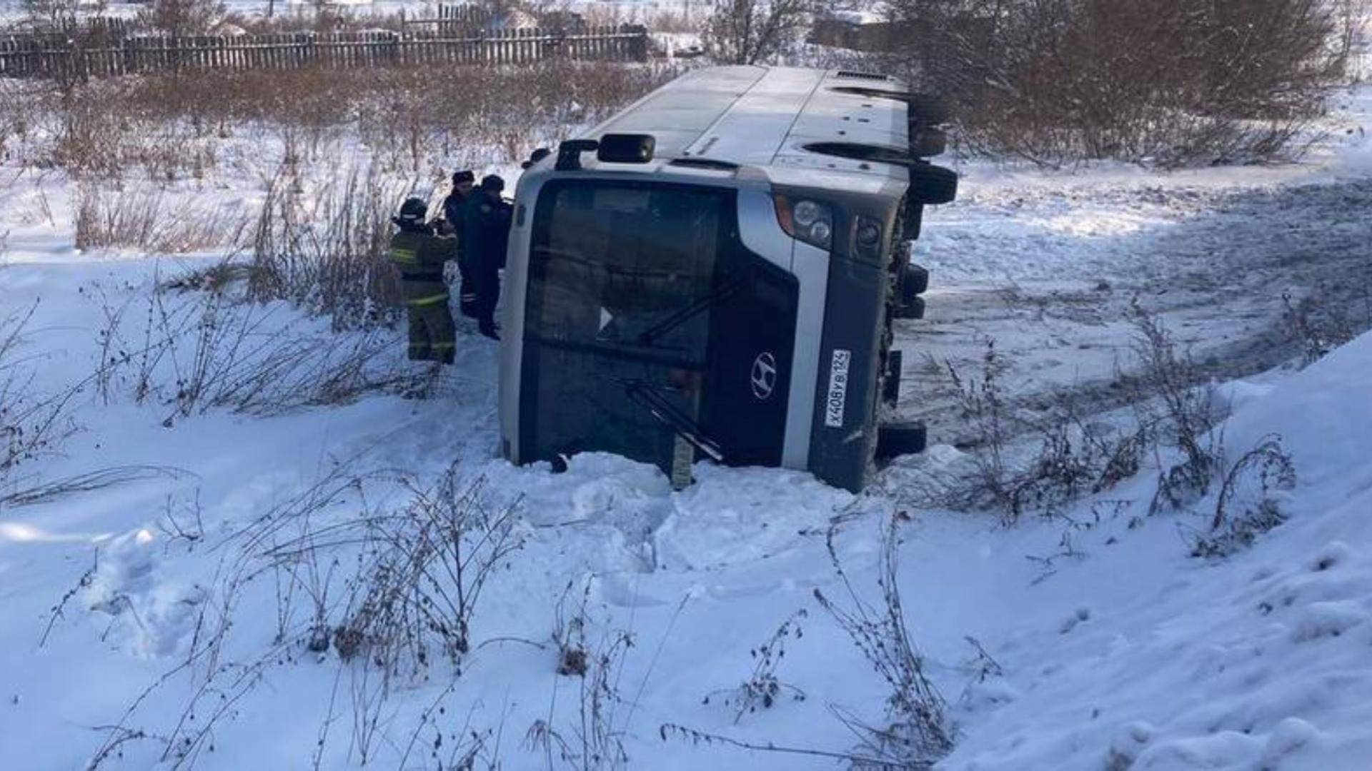 Автобус вылетел в кювет под Кызылом, в нем было 11 человек