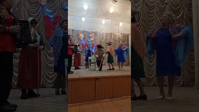 Захотел  старым бабкам новый баян показать.