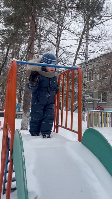 Володя катится с горки на площадке детского сада