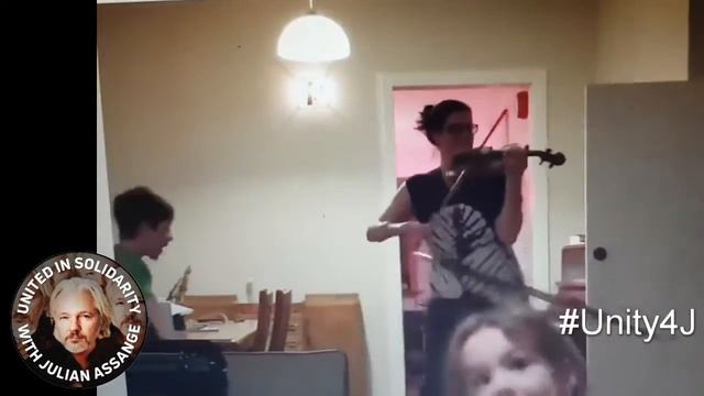 Hula Hoop 4 Assange