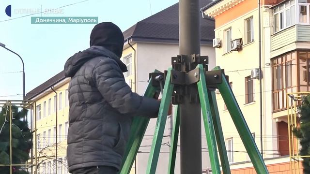 Посилили каркас: у Маріуполь після падіння повернулась головна ялинка