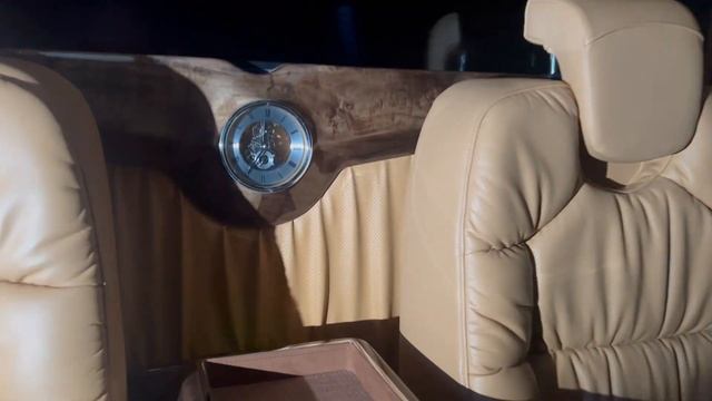Chevrolet Express переделан в мобильный офис - обзор салона