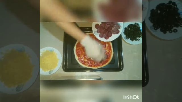 Пицца с салями и маслинами