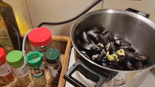 Не торкайтесь!!! Вона сама розкриється через 5 хвилин. Як правильно готувати мідії...