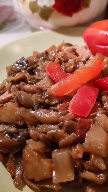 Тушёные овощи с грибами и квашенными томатами..Это вкусно и сытно! Рецепт от мамы