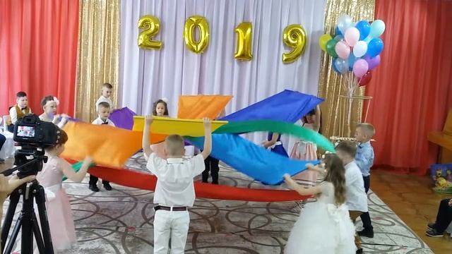 Ми веселі маляри ( танець "Веселка")