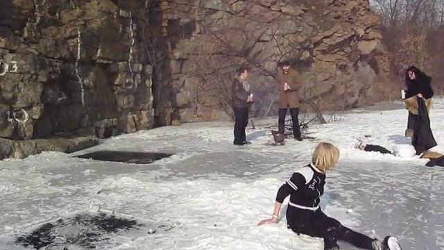 Пьяная девушка на коньках - дубль2