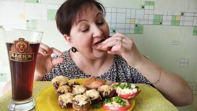 Вкусная 🍅🧄тарелка с фаршированными грибами🍗почти на халяву