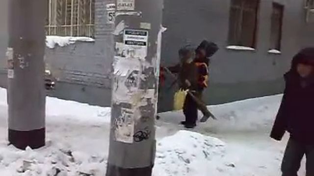 Два дворника приводят в чувство третьего