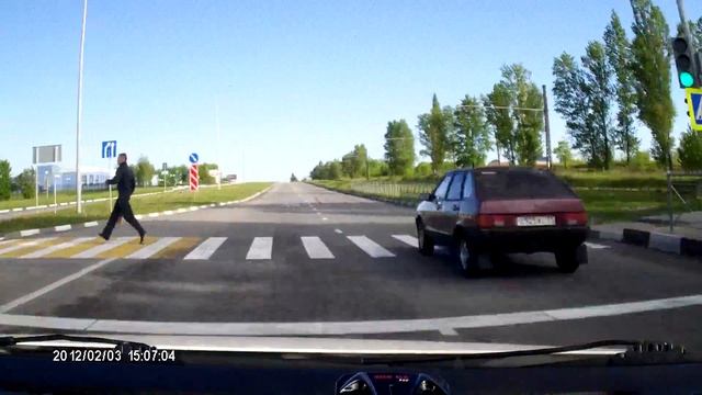 Олень перебегает дорогу на красный