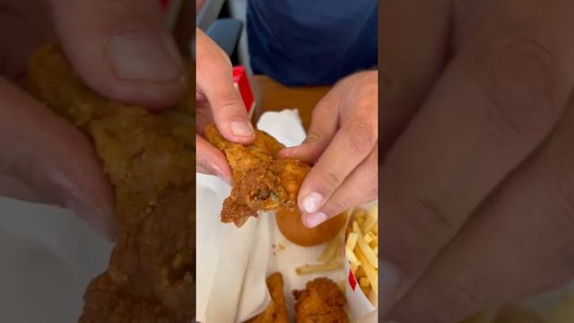 Chicken Wings Comparison Between KFC and Burger King🍗🧐 - مقارنة أجنحة الدجاج بين كنتاكي و برغر كينغ