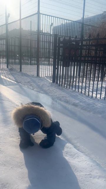 Володя катится с горки в соседнем дворе