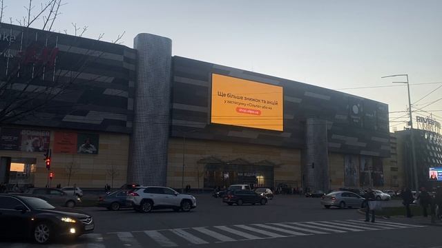 Реклама Сільпо, Пузата Хата на фасаді ТРЦ River Mall