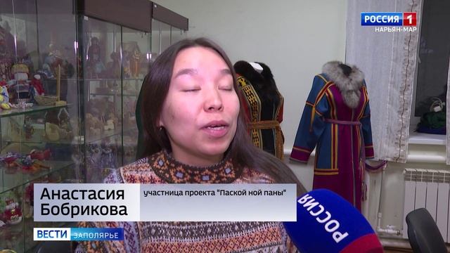Участницы проекта "Паской ной паны" шьют традиционную женскую ненецкую одежду - паницу