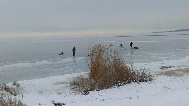 Проверка льда на море.