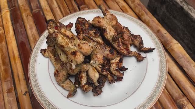 Два деревенских повара готовят лягушек по уникальным рецептам. Вкусно-вкусно.